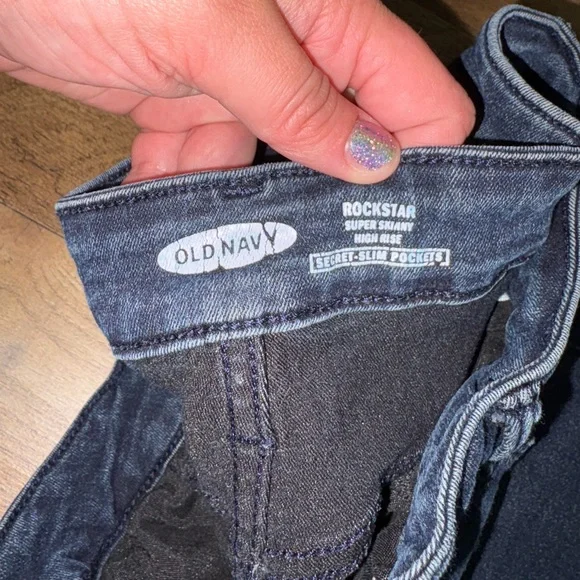 Old Navy Rockstar Super Skinny Jeans - Picture 2 of 6